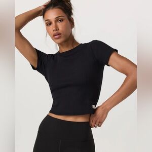 NEW Vuori Pose Fitted Tee in Black